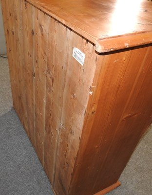 Lot 72 - A chest and cabinet