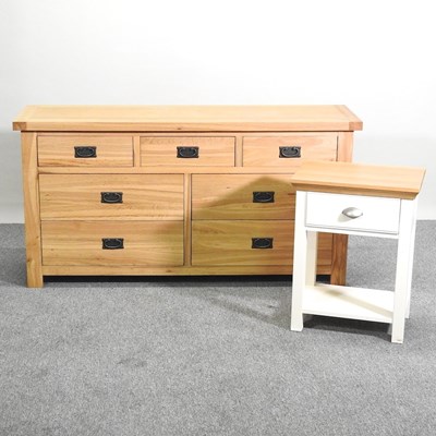 Lot 606 - A chest and cabinet