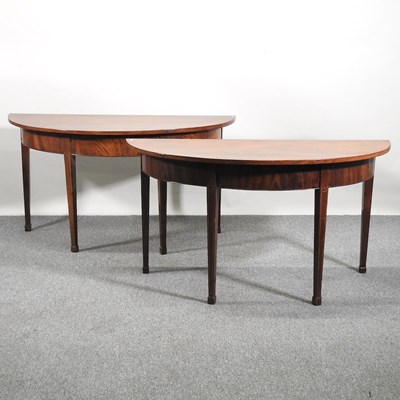 Lot 537 - A pair of side tables