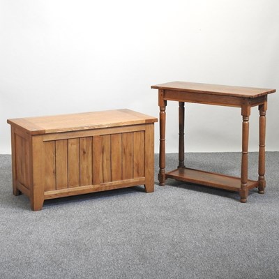 Lot 552 - A table and box