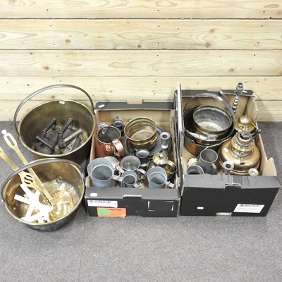 Lot 90 - A collection of metalware