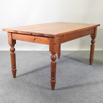 Lot 169 - A pine table