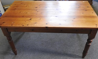 Lot 169 - A pine table