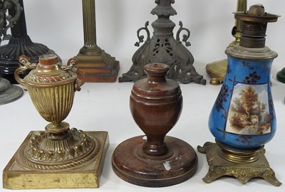Lot 574 - A collection of lamps