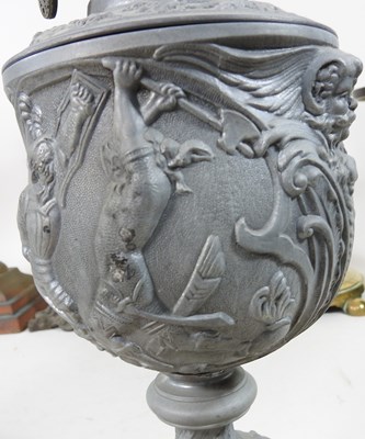 Lot 574 - A collection of lamps
