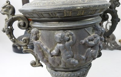 Lot 574 - A collection of lamps