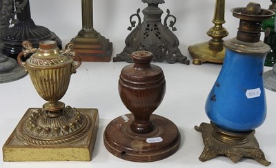 Lot 574 - A collection of lamps