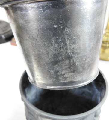 Lot 574 - A collection of lamps