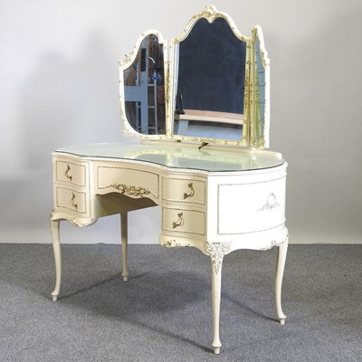 Lot 136 - A dressing table