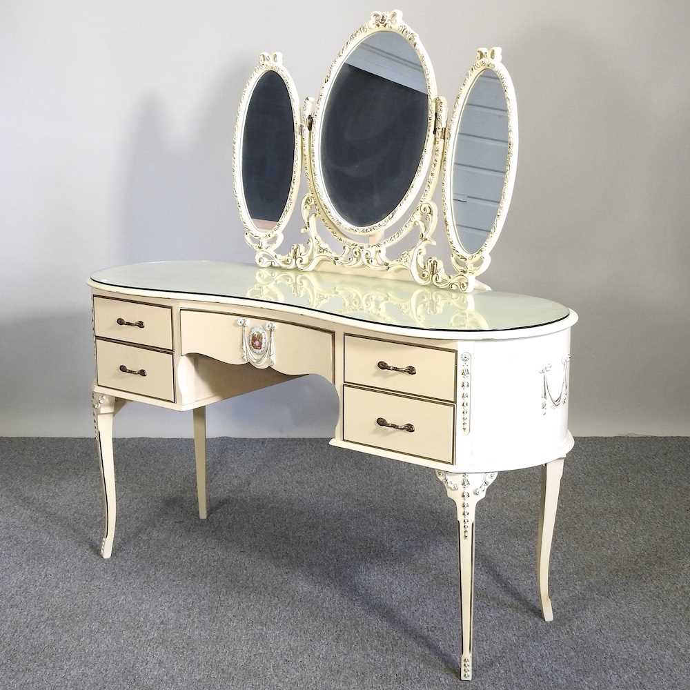 Lot 567 - A dressing table