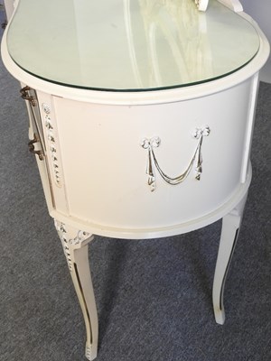 Lot 567 - A dressing table