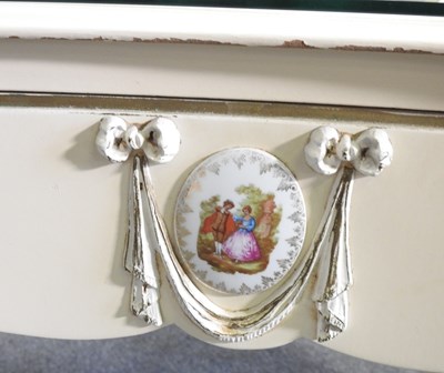 Lot 567 - A dressing table