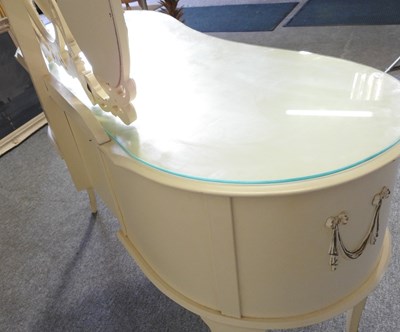 Lot 567 - A dressing table