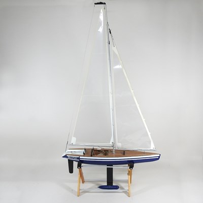 Lot 152 - A pond yacht