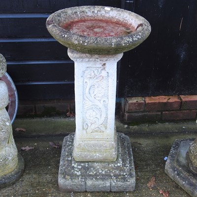 Lot 605 - A bird bath