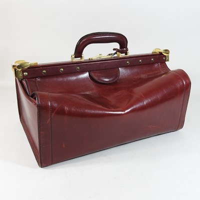Lot 168 - A Henry's red leather bag