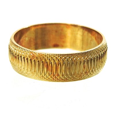 Lot 514 - A gold wedding band