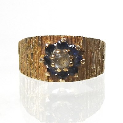 Lot 87 - A gold ring