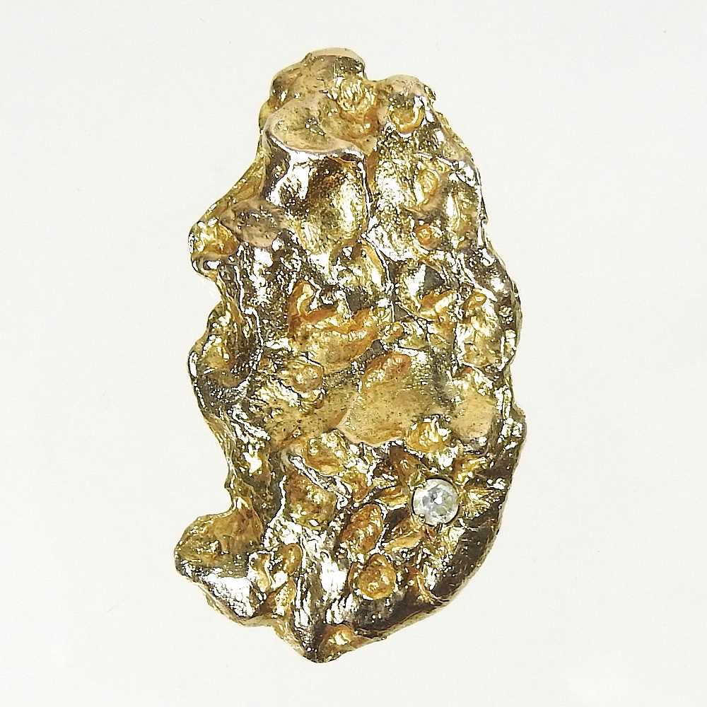 Lot 157 - A gold charm