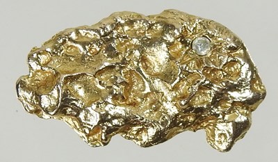 Lot 157 - A gold charm