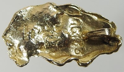 Lot 157 - A gold charm