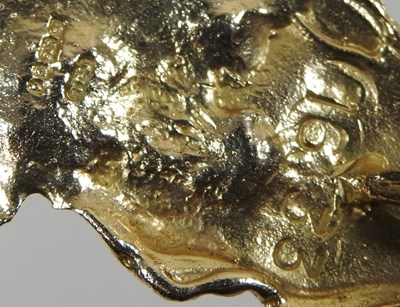 Lot 157 - A gold charm