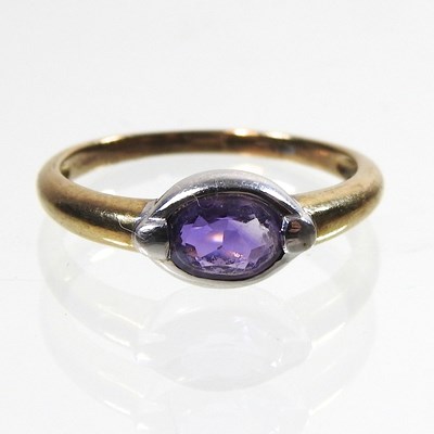 Lot 195 - A gold ring