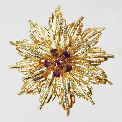 Lot 374 - A ruby brooch