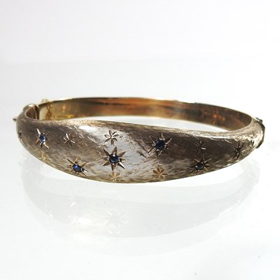 Lot 194 - A gold bangle