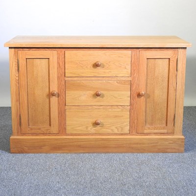 Lot 78 - An oak sideboard