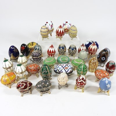 Lot 174 - A collection of eggs