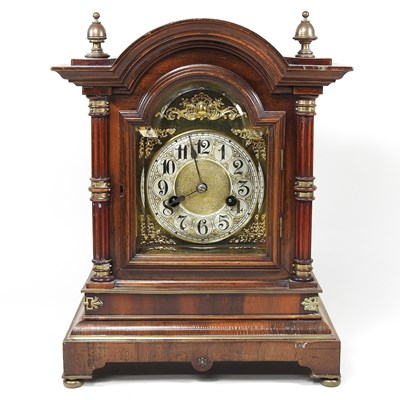 Lot 156 - A mantel clock