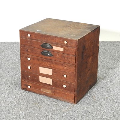 Lot 314 - A small chest