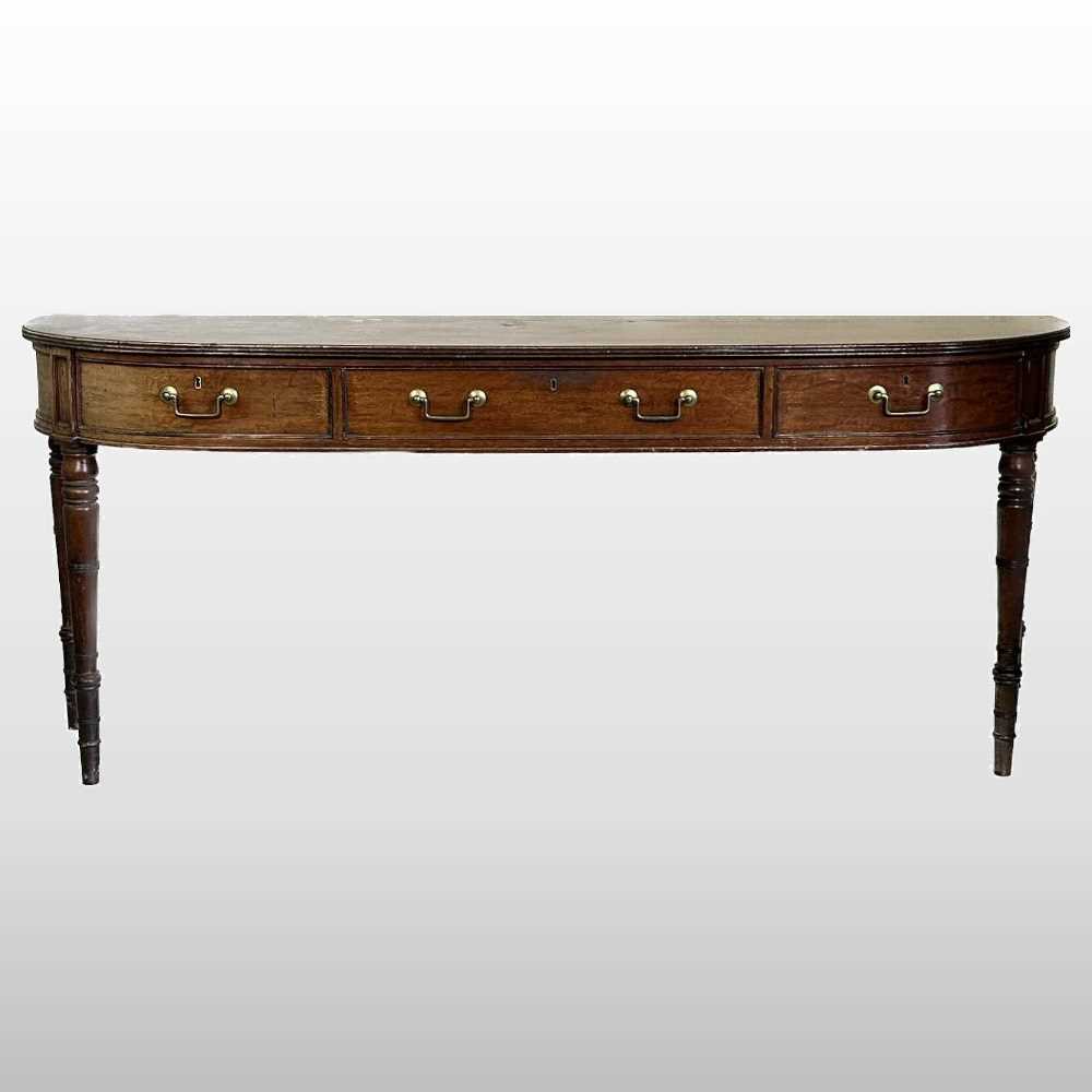 Lot 465 - A Regency table