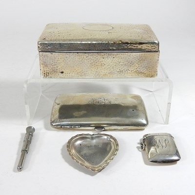 Lot 147 - A collection of silver