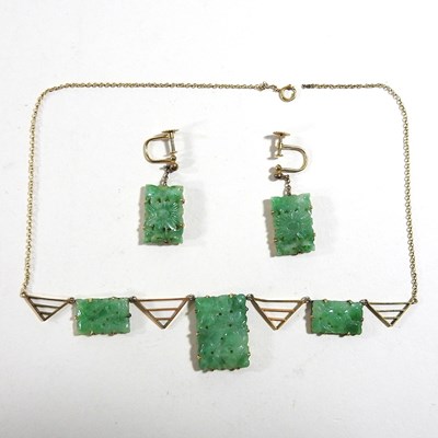 Lot 318 - A necklace and earrings