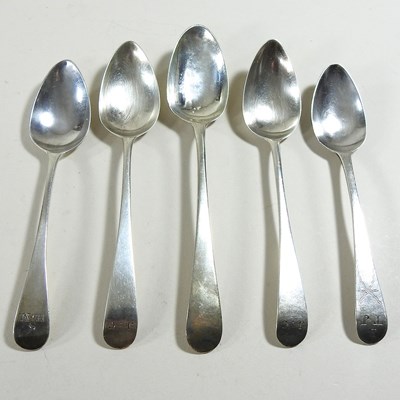 Lot 31 - A collection of teaspoons