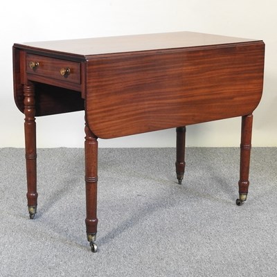 Lot 521 - A Regency table