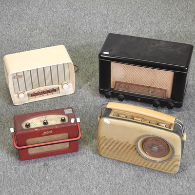 Lot 191 - A vintage Ultra bakelite cased radio