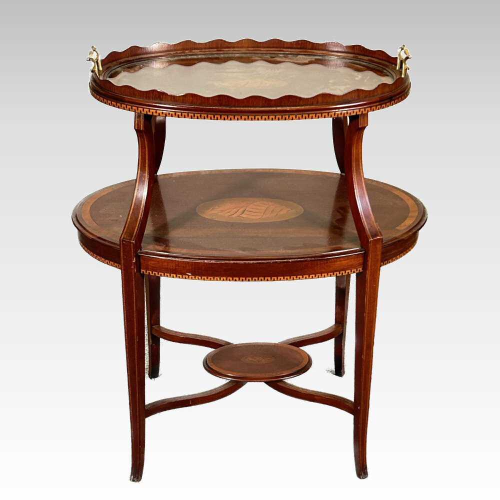 Lot 120 - An etagere