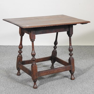 Lot 381 - An oak table