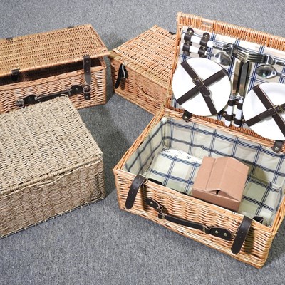 Lot 526 - A picnic basket