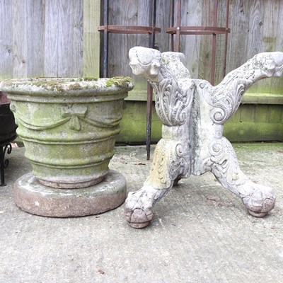 Lot 537 - A garden urn