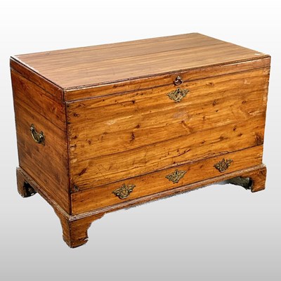 Lot 355 - A yew chest