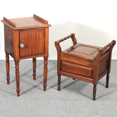 Lot 200 - A commode and cabinet