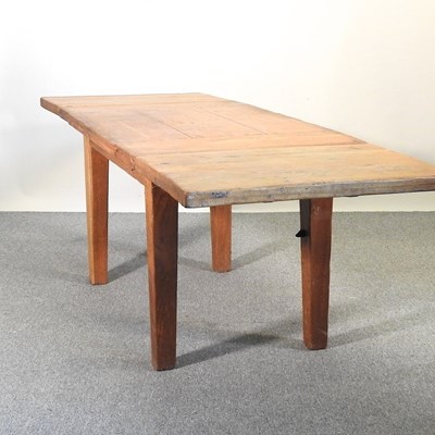 Lot 122 - A table