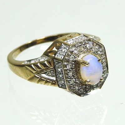 Lot 20 - An opal ring