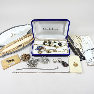 Lot 251 - A collection of jewellery