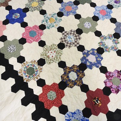 Lot 323 - A patchwork quilt