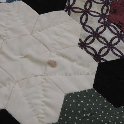 Lot 323 - A patchwork quilt